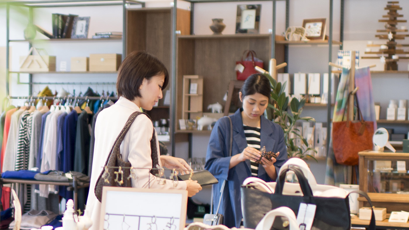 Mitarbeiter und Kunde im Ladengeschäft