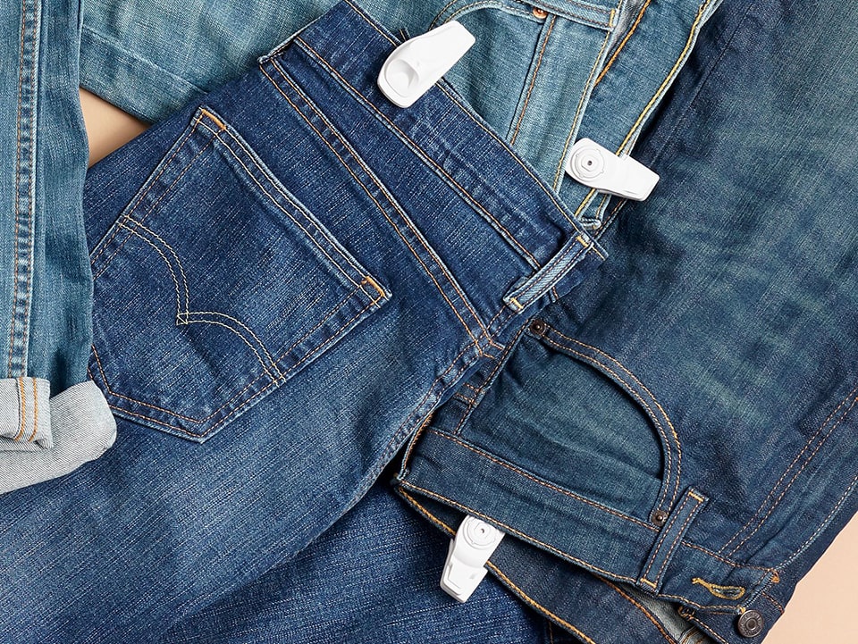 pasang jeans di permukaan dengan label keras infuzion