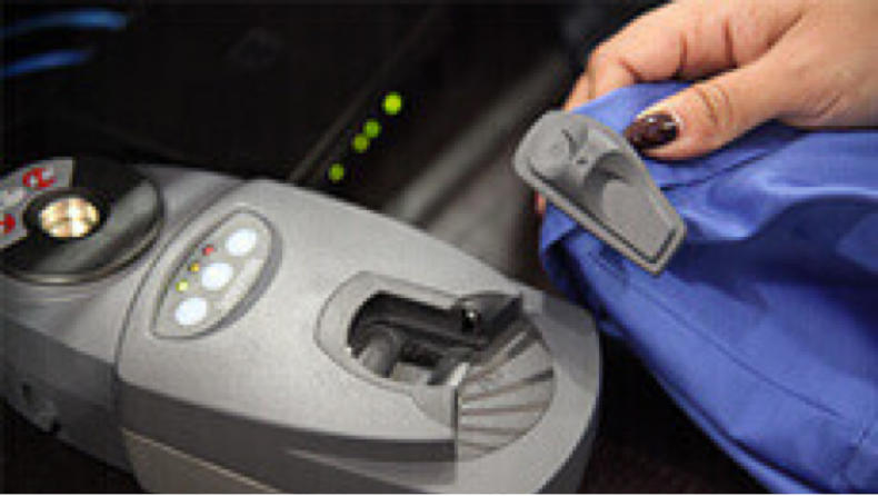 Снятие защитного датчика с мужской одежды